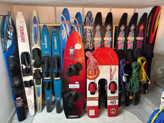 Gran lote de Esquís Acuáticos y Tablas.