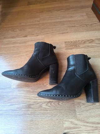 Botines negros de cuero