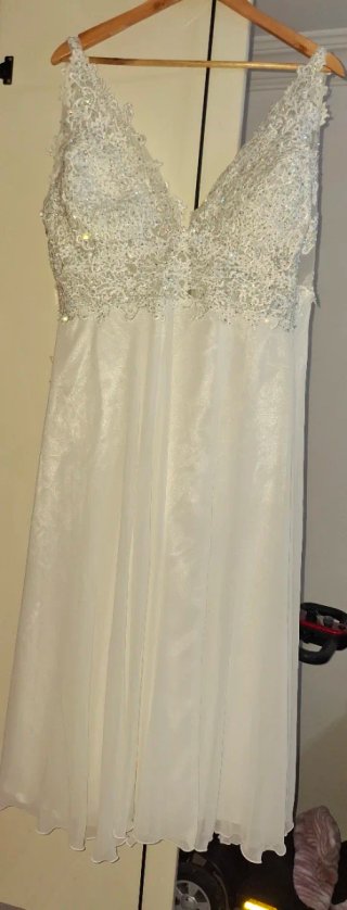 Vestido de novia con encaje y pedrería