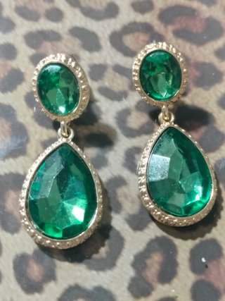Pendientes vintage dorados con piedra verde