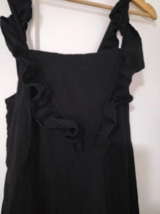 Vestido negro con volantes
