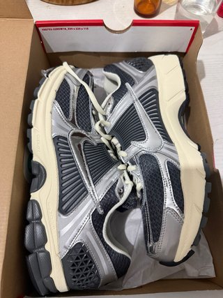 Nike Vomero 5 Hombre Gris Plata