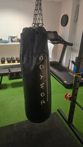 Saco de Boxeo Domyos, soporte de pared y guantes