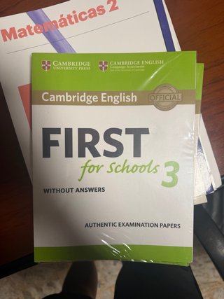 2 libros First for school 3 y Gramar and vocabular