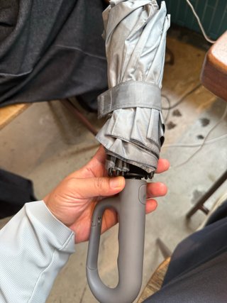 Paraguas gris automático con asa de anilla