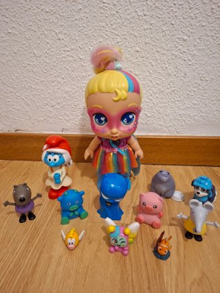 Muñeca Glitzy Regi y figuras variadas