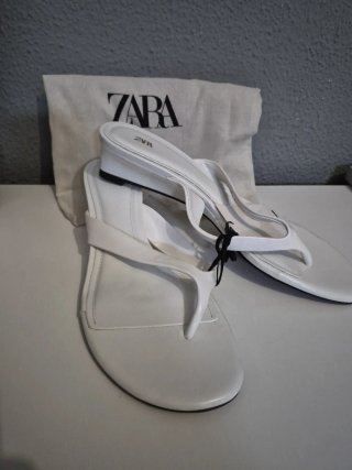Sandalias de dedo blancas Zara