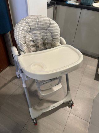 Trona Peg Perego Compacta con Ruedas