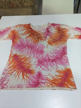 Camiseta Estampada con Detalles de Pedrería