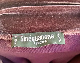 Vestido morado de encaje y terciopelo