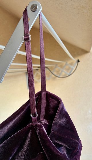 Vestido morado de encaje y terciopelo