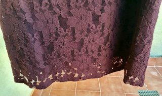 Vestido morado de encaje y terciopelo