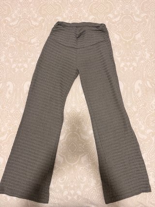 Pantalones elásticos grises acampanados