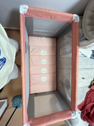 Cuna de bebé rosa con  dibujos de peluches