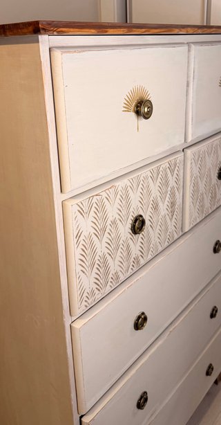 Cassettone in pino beige con dettagli