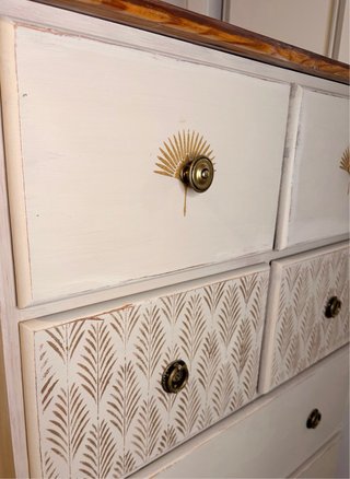 Cassettone in pino beige con dettagli