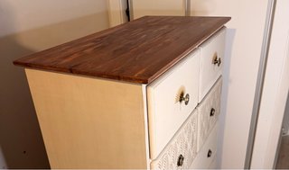 Cassettone in pino beige con dettagli