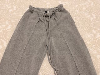 Pantalón gris ancho