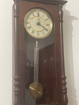 Reloj de péndulo antiguo de madera