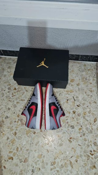 Jordan 1 Low grises/negras/rojas semi nuevas