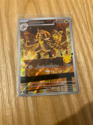 Carta Pokémon Kommo-o Colección 25 Aniversario