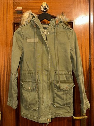 Chaqueta verde con capucha