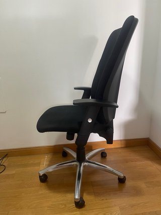 Silla de oficina ergonómica negra