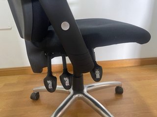 Silla de oficina ergonómica negra