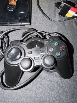 Consola PlayStation 2 con 2 mandos y 2 juegos