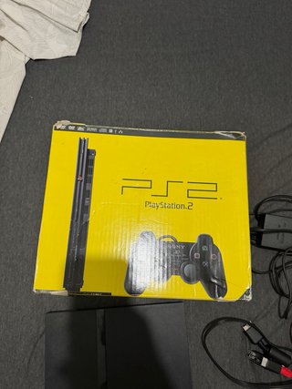 Consola PlayStation 2 con 2 mandos y 2 juegos