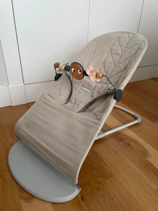 Hamaca BabyBjörn Bliss beige con estructura clara.
