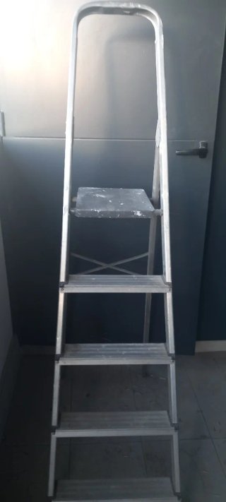 Escalera de mano metálica