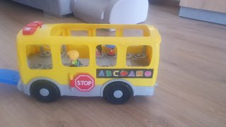 Autobús escolar de juguete amarillo