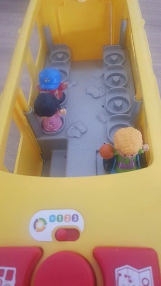 Autobús escolar de juguete amarillo
