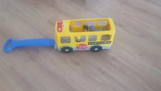 Autobús escolar de juguete amarillo