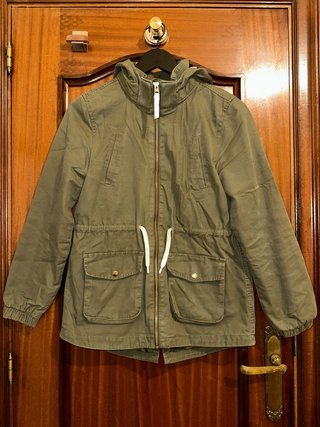 Chaqueta verde con capucha
