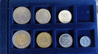 Colección de Monedas Extranjeras en Estuche