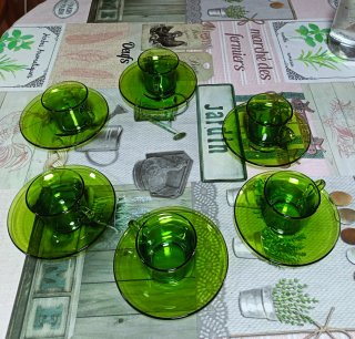 Juego 6 tazas con plato de cristal verde