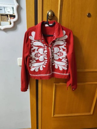 Chaqueta roja bordada blanca