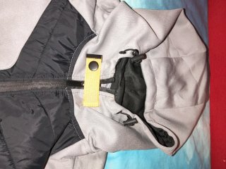 Sudadera con capucha gris y negra