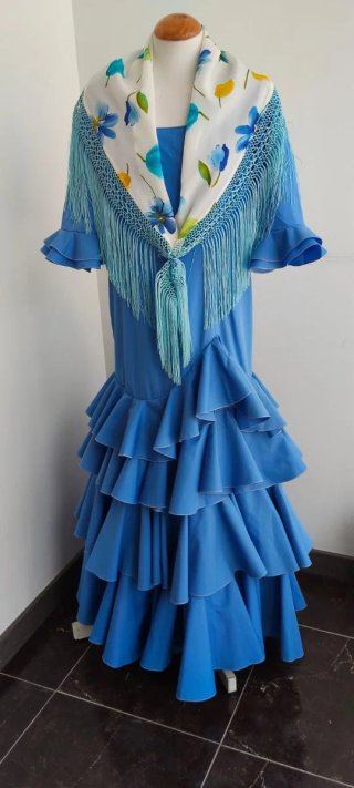 Traje de flamenca celeste con mantón