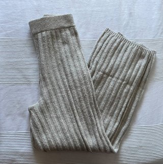 Pantalón de punto acampanado beige