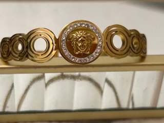 Pulsera Rígida Dorada con Medusa