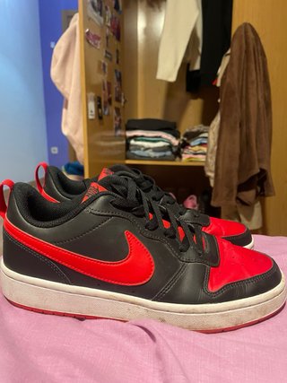 Zapatillas Nike Negras y Rojas