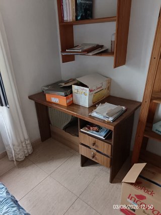 Escritorio de madera marrón