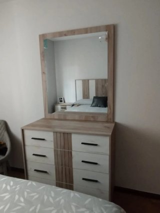 Cómoda de madera y cristal
