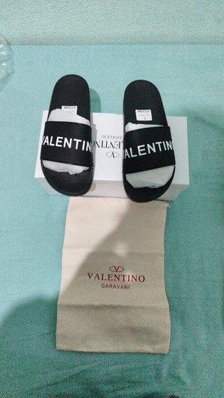 Chanclas Valentino Garavani Negras y Beige