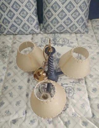 Edredón, Cortinas, Lámparas y Mesillas