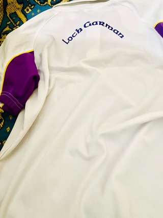 Polo deportivo vintage morado y blanco