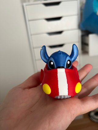 Figura de Stitch en coche